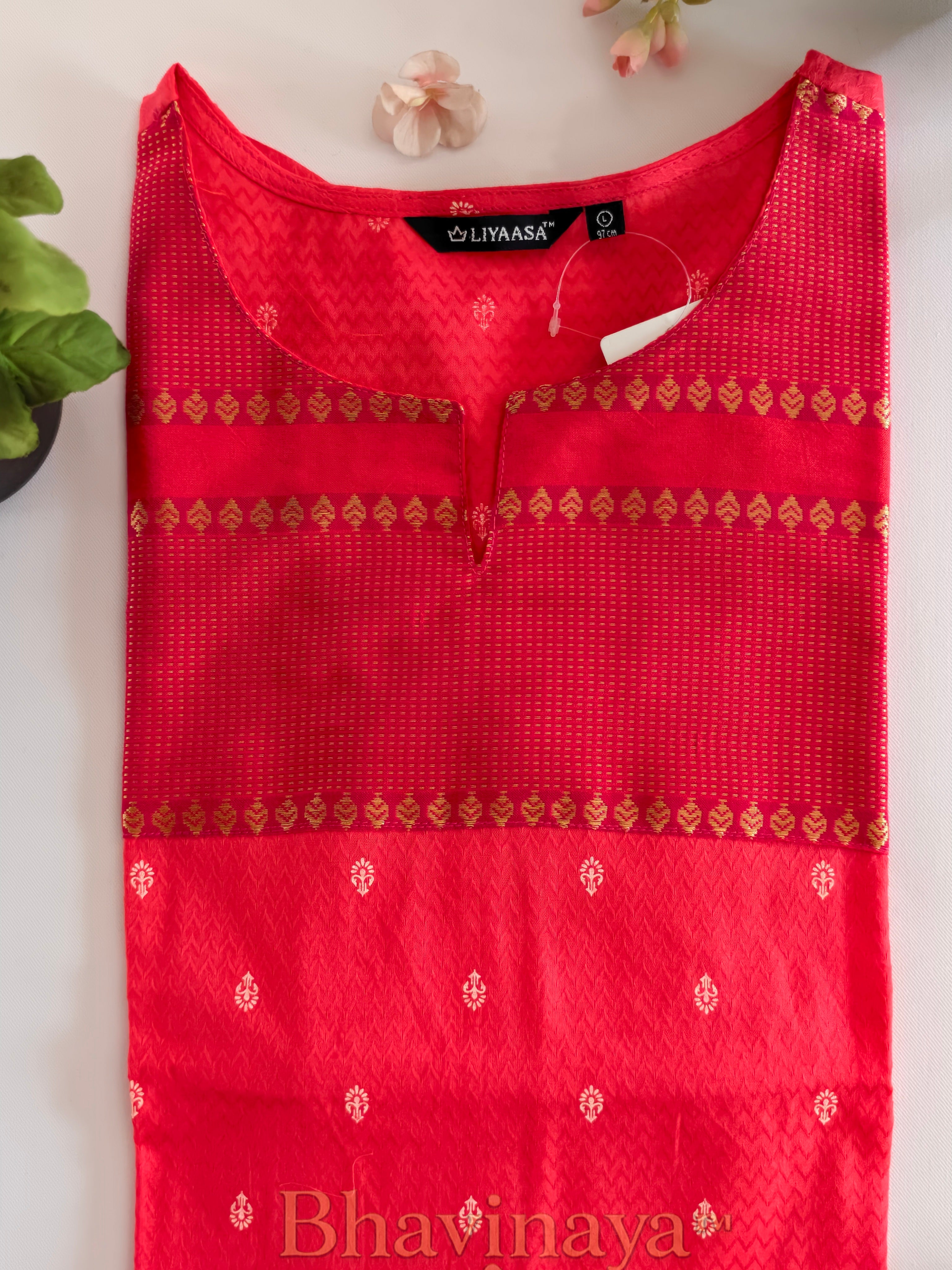 Pink buti kurthi with kasavu yoke