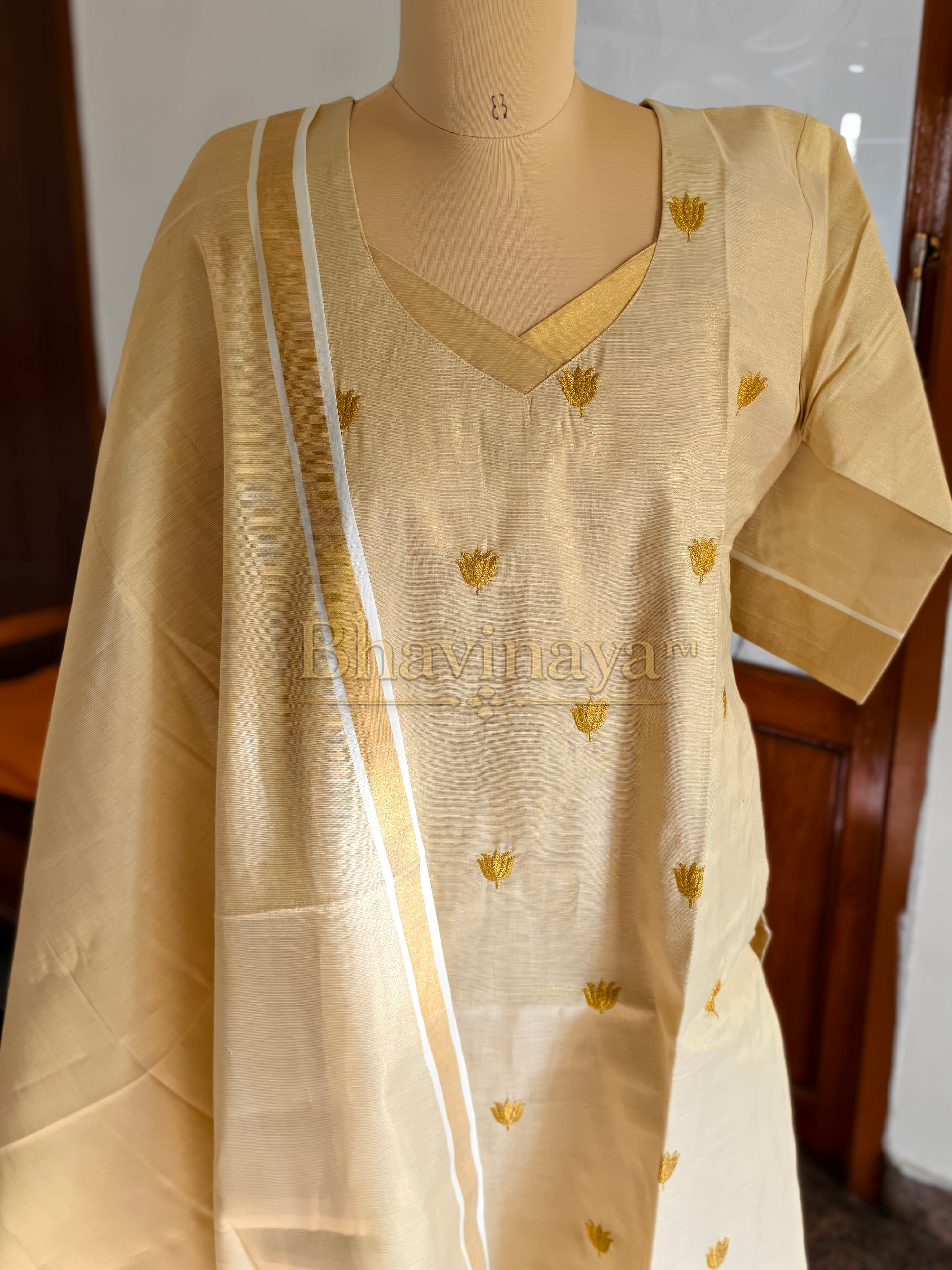 Kerala golden tissue 3 pcs set (Bhavinaya label)