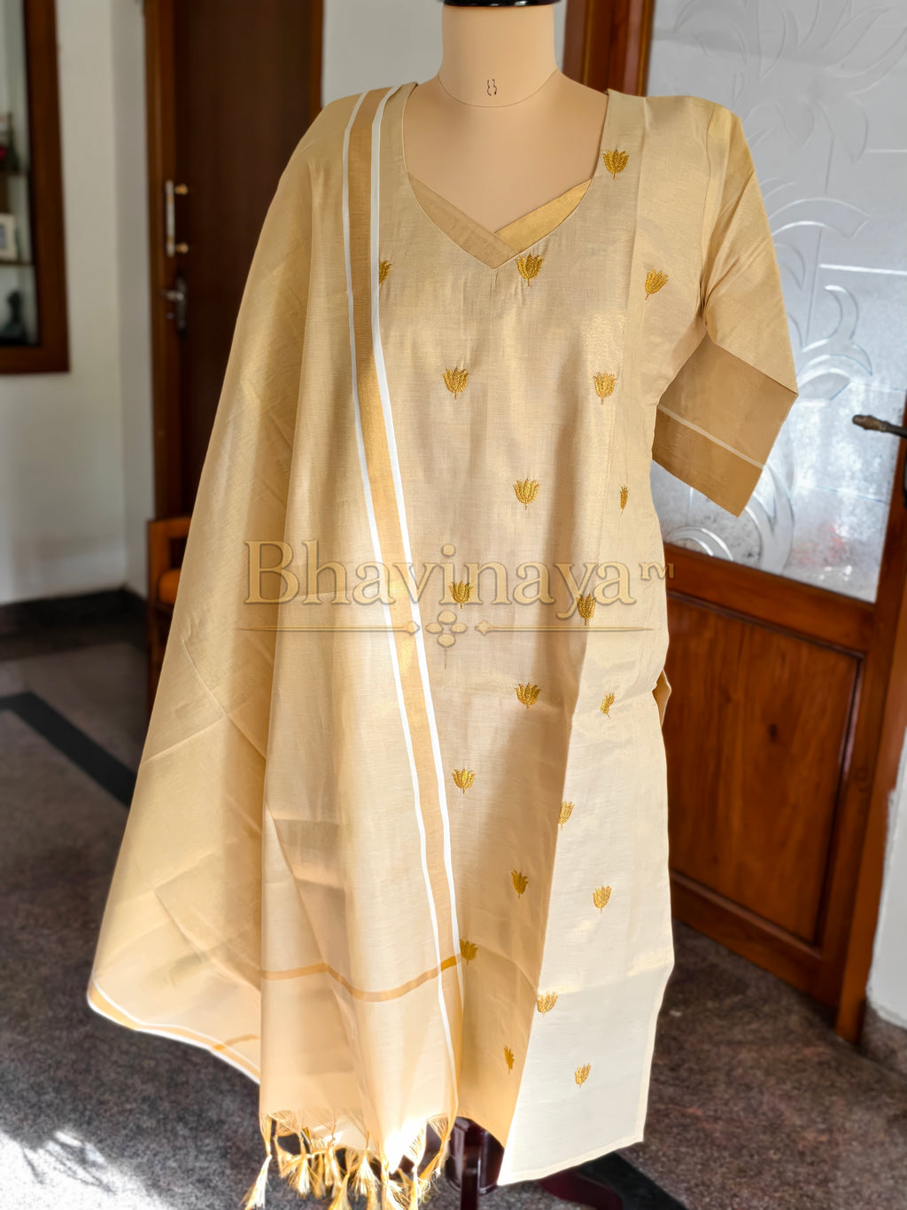 Kerala golden tissue 3 pcs set (Bhavinaya label)